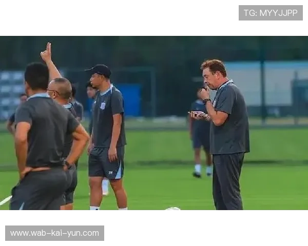 申花战术遭质疑：谢鹏飞+戴伟浚健康却不出场，引发球迷热议