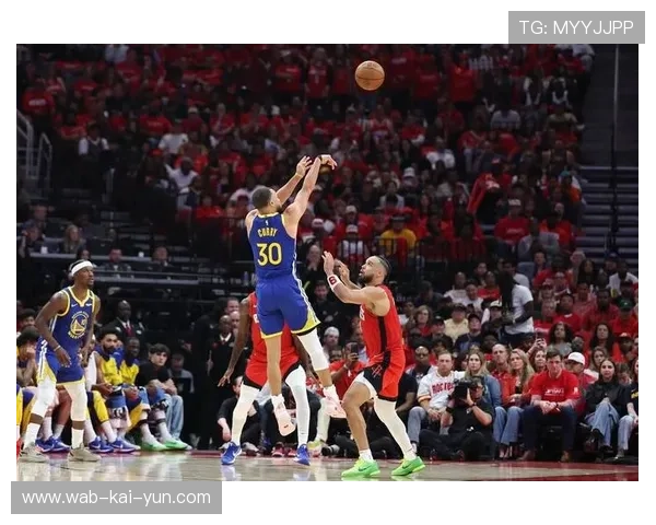 勇士防守抢断反击，库里助攻制胜一球